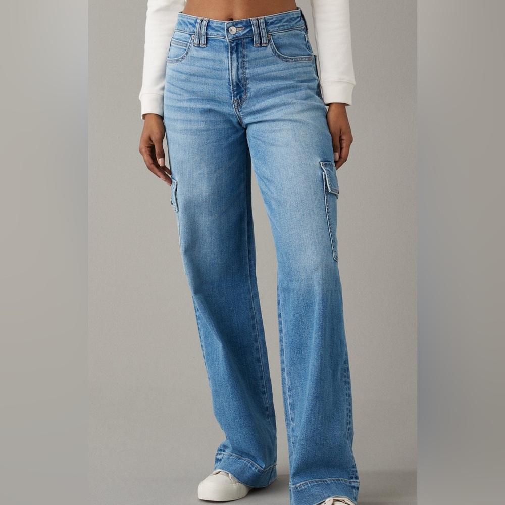 Like new AE Dreamy Drape High-Waisted Cargo Baggy Wide-Leg Jean. Size 6 regular